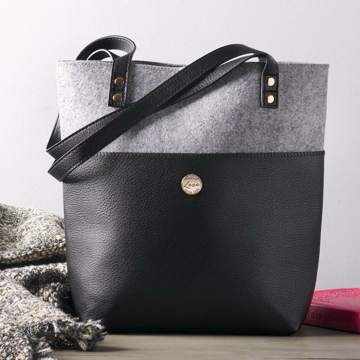 BOLSO DE MANO: LOVE NEVER FAILS 1 CORINTIOS 13:8