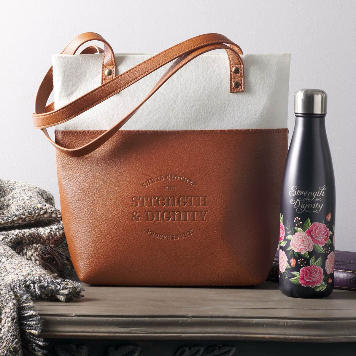 BOLSO DE MANO: STRENGTH & DIGNITY
