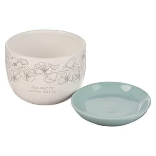 MACETA FLORAL BLANCA Y AZUL “His mercy never fails”