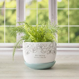 MACETA FLORAL BLANCA Y AZUL “His mercy never fails”